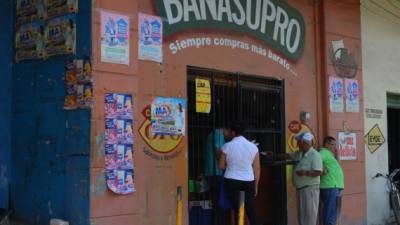 La tienda Banasupro del barrio Medina es la que tiene mayor movimiento en la ciudad. Foto: Melvin Cubas.