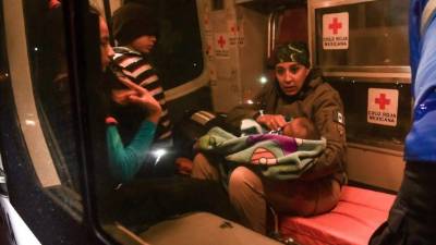 La Policía Municipal, Fuerza Civil y Guardia Nacional (GN), llegaron al lugar y procedieron al rescate de las personas migrantes. Foto: EFE