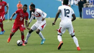 El panameño Alberto Quintero controla el balón ante la marca de Dave Myrie y Joel Campbell.