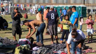 La línea fronteriza de México y Estados Unidos está a pocos metros del deportivo Benito Juárez de Tijuana, donde miles de migrantes centroamericanos esperan la llegada de sus compañeros de caravana para solicitar asilo. EFE/ARCHIVO