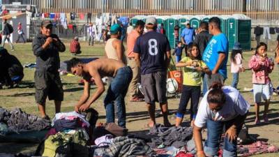 La línea fronteriza de México y Estados Unidos está a pocos metros del deportivo Benito Juárez de Tijuana, donde miles de migrantes centroamericanos esperan la llegada de sus compañeros de caravana para solicitar asilo. EFE/ARCHIVO