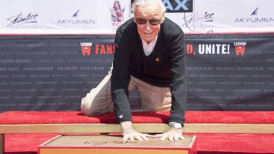 Stan Lee plasmó sus huellas en el Teatro Chino de Hollywood.