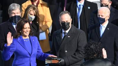 Kamala Harris, juramentó como vicepresidenta de EEUU acompañada por su esposo, el empresario Doug Emhoff./AFP.