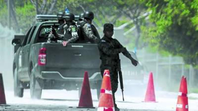 Cada rincón de los vehículos es revisado por los militares.