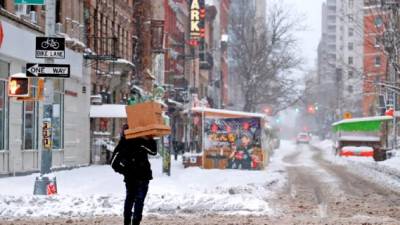 Vista de una calle en Nueva York, que enfrenta la mayor nevada en años, este 17 de diciembre de 2020. EFE/Jason Szenes