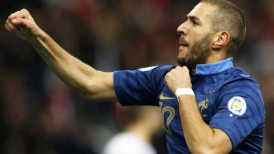 Karim Benzema celebra tras anotar el 3-0 de Francia ante Finlandia.