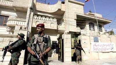 Miembros de fuerzas de seguridad vigilan la entrada del nuevo consulado de Irán en Arbil, al norte de Irak. EFE/Archivo