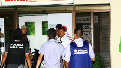 Tres hombres armados robaron este lunes el dinero de una clínica privada al momento en que era recogido por personal de una empresa transportadora de valores.