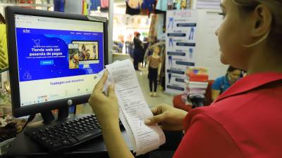 Algunas tiendas comerciales de la ciudad están dando el salto a la digitalización para no solo vender en físico. Foto: Melvin Cubas.