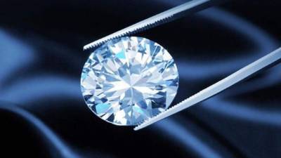 El ladrón se robó el diamante y lo reemplazó con uno falso. Foto Archivo.