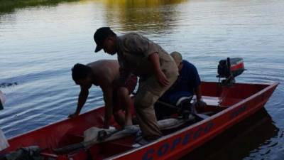El grupo de rescate acuático del Cuerpo de Bomberos de Choloma respondió de inmediato a los llamados de auxilio y sacó de las aguas de la laguna a ocho personas que naufragaron el jueves.