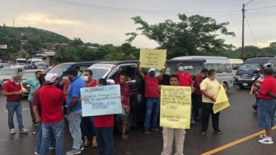 Los trabajadores del rubro del transporte protestas desde tempranas horas con pancartas en diferentes puntos del país.