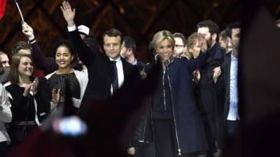 Emmanuel Macron y su esposa Brigitte Trogneux celebraron la victoria presidencial frente al emblemático Louvre. AFP.