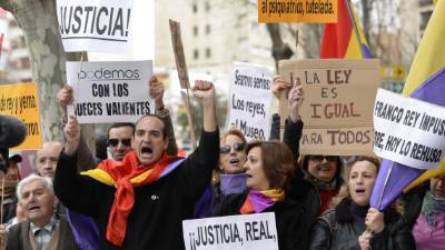 Un grupo de personas protestaron por el caso de corrupción que envuelve a la familia real.