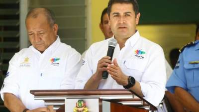 El presidente Hernández y el ministro de Seguridad, Julián Pacheco Tinoco, este mediodía en San Pedro Sula.