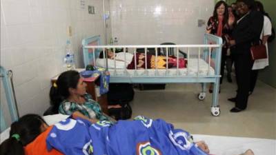 La directora de la Organización Panamericana de la Salud (OPS), Carissa Etienne, mientras recorre el hospital pediátrico de la localidad de San Lorenzo, a 17 kilometros de Asunción, Paraguay.