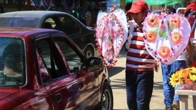 Decenas de hondureños aprovechan el Día de los Muertos para obtener ingresos con la venta de recuerdos, alimentos y con servicios propios de la fecha.