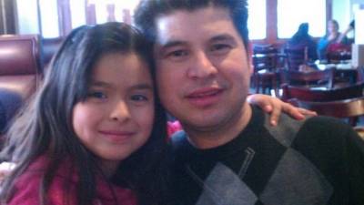 El pastor hondureño Max Villatoro junto a una de sus hijas previo a su detención el pasado 3 de marzo por las autoridades de inmigración de EUA.