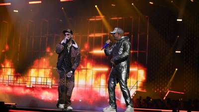 Los reguetonero Anuel AA y Wisin estrenaron su canción en los Latin AMA´s de este jueves.