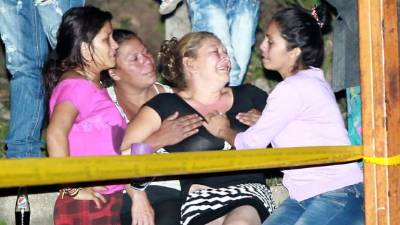 En un ambiente de llanto e impotencia, familiares retiraron ayer los cadáveres.