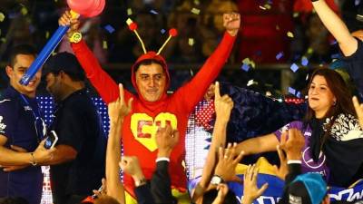 El Chapulín Colorado se subió a la tarima de premiación para celebrar con los jugadores del Motagua.