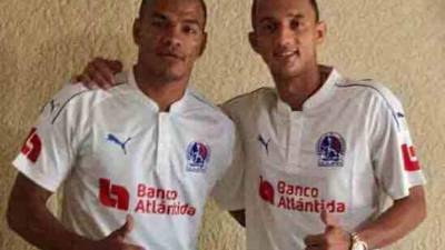 Rony y Diego Reyes ya posando con la camiseta del conjunto albo. Foto Twitter Olimpia.