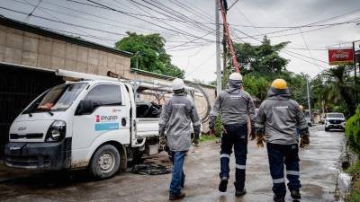 Pese a las condiciones lluviosas que imperan en Honduras, los cortes de energía eléctrica no cesan.