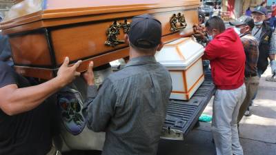 Los familiares reclamaron en la morgue los cuerpos de Bacilio y Modesto Hernández.