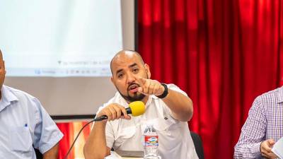 <b>Daniel Esponda, titular de Educación, acepta que Arriaga y Hernández son parientes.</b>