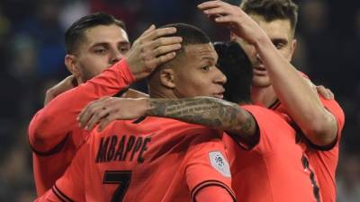 El delantero argentino del PSG, Kylian Mbappe, es felicitado por sus compañeros de equipo después de marcar un gol durante el partido contra Saint-Etienne.