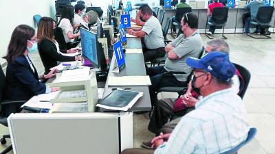Pequeños contribuyentes son atendidos en una oficina del SAR en Tegucigalpa.