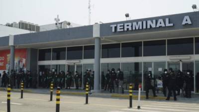 Elementos de las Policías Militar y Nacional resguardaron a los pasajeros en el aeropuerto.