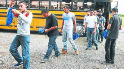 Hondureños llegan a San Pedro Sula.