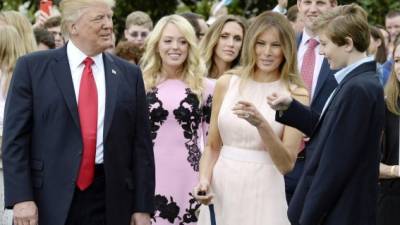 La familia presidencial durante la tradicional carrera de huevos de Pascua en la Casa Blanca.