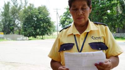 Doña Pedrina lee un citatorio que le enviaron desde el Registro para continuar con su caso.