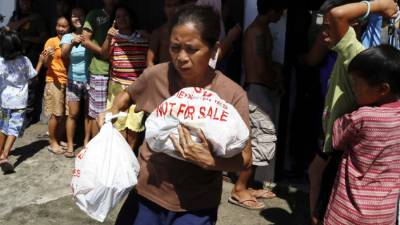 Luego de hacer largas filas, los afectados recibieron su bolsa de víveres.