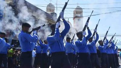 Las pomponeras pusieron un toque de gracia y belleza con sus movimientos Al mediodía fue cabildo abierto y el grito de independencia.