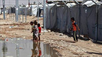 Jóvenes iraquíes forzados a abandonar sus hogares por temor a las represalias del grupo yihadista Estado Islámico (EI), se refugian en un campamento. EFE/Archivo