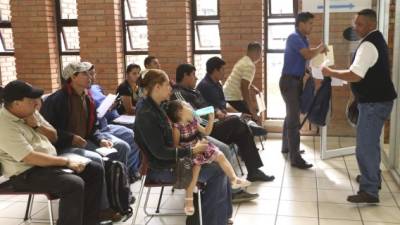 Trabajadores mientras esperan ser atendidos en la oficina del RAP en Tegucigalpa.