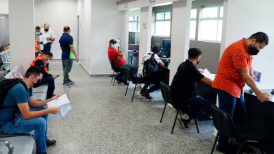 Atención. Los conductores en la toma de fotografía y datos. Foto: Amilcar Izaguirre.