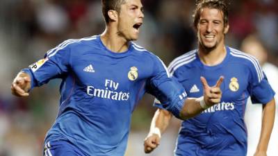 Cristiano Ronaldo corre a festejar con euforia su gol de penal que dio el triunfo al Real Madrid sobre Elche.
