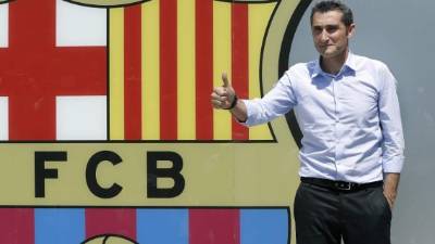 GRA324. BARCELONA, 31/05/2017.- Ernesto Valverde posa hoy en una sesión fotográfica junto al escudo azulgrana, frente a la entrada de las oficinas del FC Barcelona donde mañana será presentado como nuevo entrenador del club. EFE/Andreu Dalmau