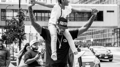 Stephen Jackson, ex jugador de baloncesto de la NBA y amigo de Floyd carga a la pequeña Gianna. Foto: Instagram