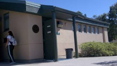 Un tribunal obligó a las autoridades del colegio a que indemnizaran a la estudiante.