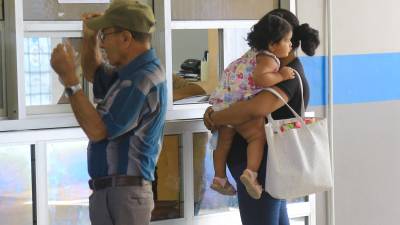 Sampedranos acuden a cita médica en el centro de salud Miguel Paz Barahona.