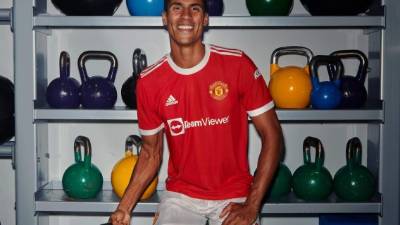 Varane llega a reforzar la zona defensiva del Manchester United. Foto Twitter Manchester United.