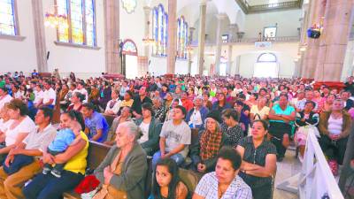 La feligresía católica acude a los templos para escuchar la Palabra de Dios.