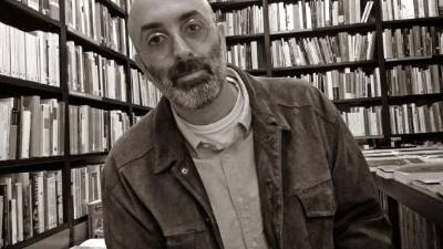 Eduardo Halfon. Foto: Ernesto Escobar Ulloa, extraída de:talleresbarravento.cl.