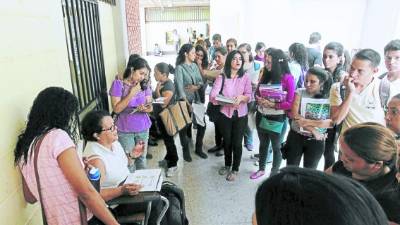 Los alumnos levantaron listas para solicitar la apertura de nuevas secciones.
