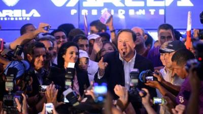 El presidente electo de Panamá, Juan Carlos Varela, celebró con sus seguidores la victoria en las urnas el domingo.